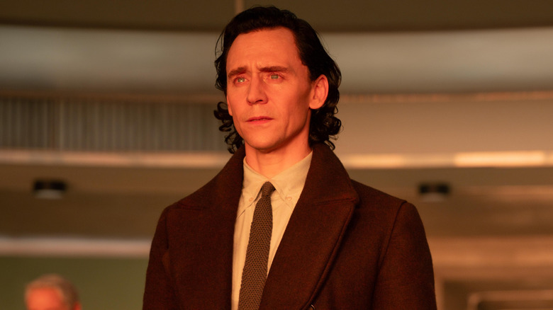 Tom Hiddleston dans le rôle de Loki à la TVA dans Loki