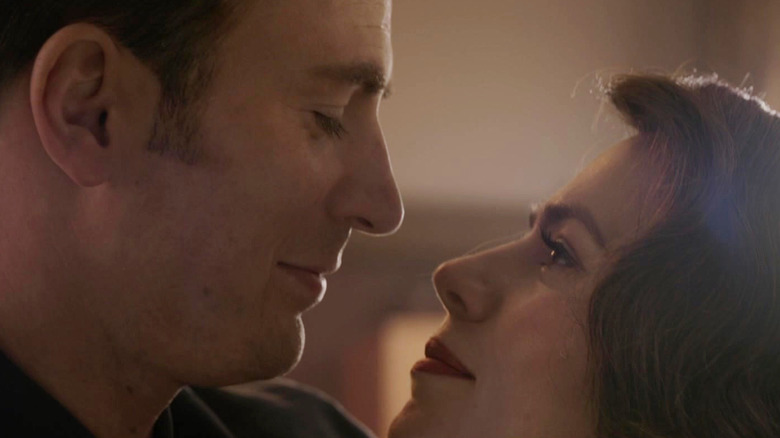 Chris Evans dans le rôle de Steve Rogers dansant avec Hayley Atwell dans le rôle de Peggy Carter à la fin d'Avengers : Endgame
