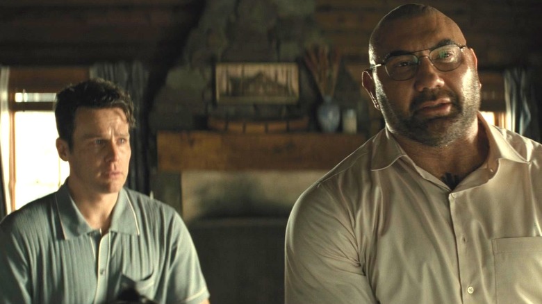 Jonathan Groff dans le rôle d'Eric aux côtés de Dave Bautista dans le rôle de Leonard dans Knock at the Cabin