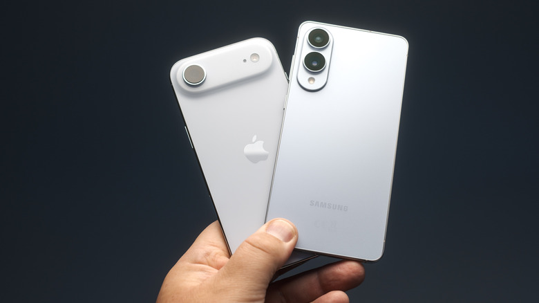 Une personne tenant un Samsung Galaxy Edge et un iPhone Air