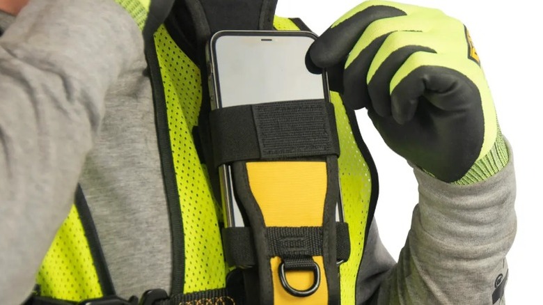 Personne portant un support de téléphone DeWalt