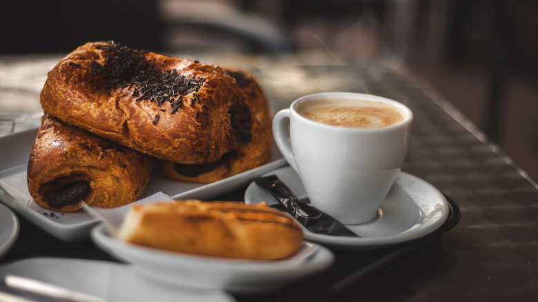 Une petite tasse de café et des pâtisseries