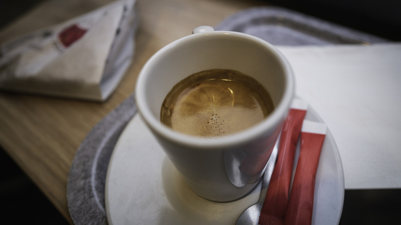 Une petite tasse de café français sur une table