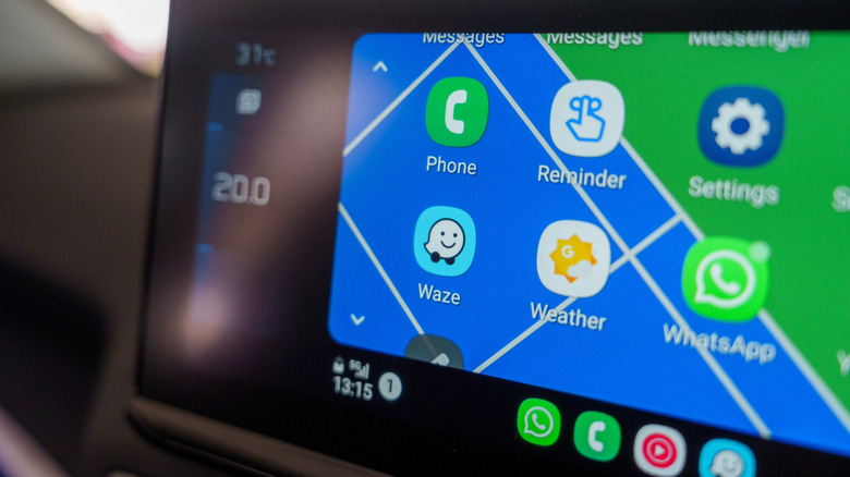 L'interface Android Auto affichant Waze et WhatsApp, entre autres applications, sur l'unité principale d'une voiture