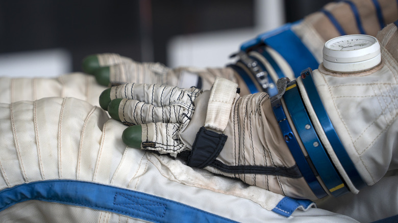 Gros plan du gant spatial de l'astronaute