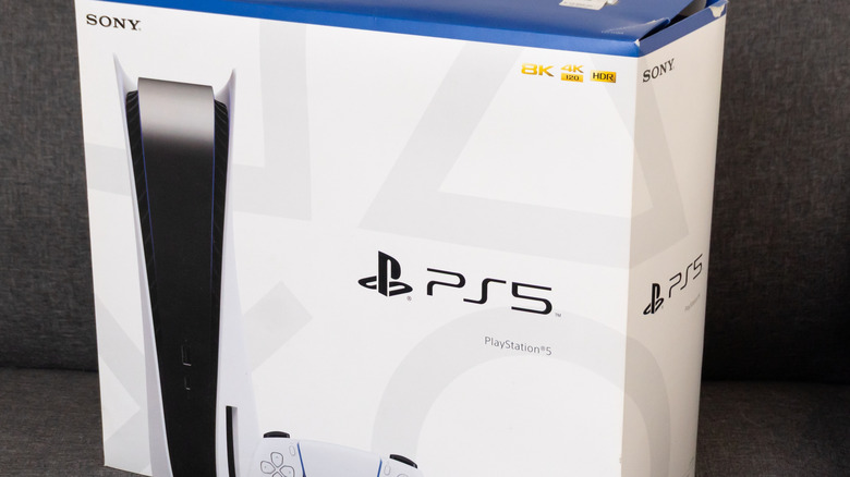Un gros plan de la boîte de vente au détail de Sony PlayStation 5