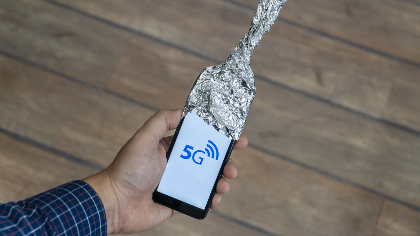 Emballer votre téléphone dans du papier d’aluminium bloque-t-il vraiment les signaux sans fil ?
