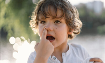 La science peut expliquer pourquoi les enfants mangent leurs crottes de nez