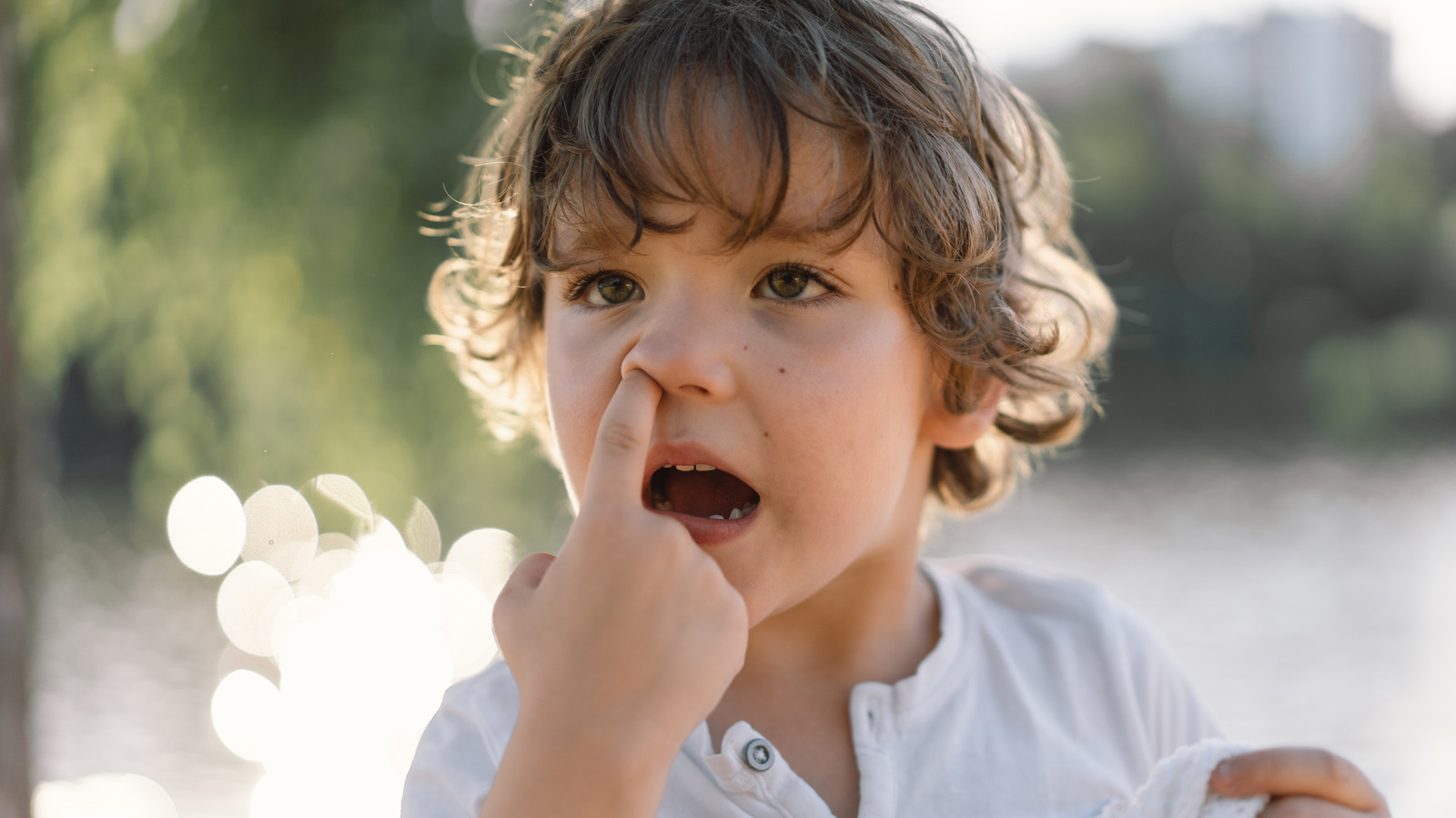 La science peut expliquer pourquoi les enfants mangent leurs crottes de nez