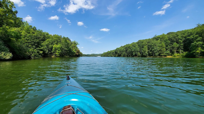 Faites du kayak sur le lac Raystown pendant la journée