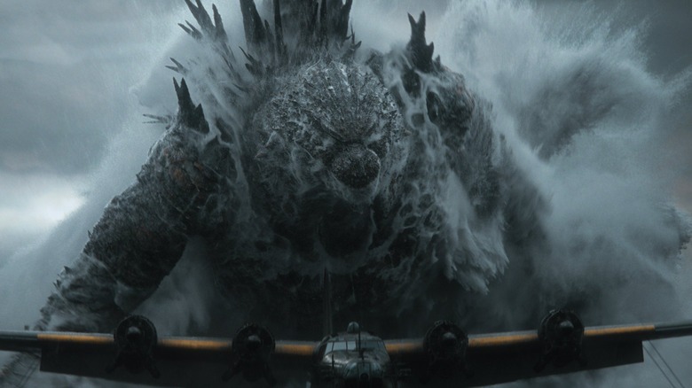 Godzilla comme Godzilla émergeant de l'océan derrière un avion dans Godzilla Minus Zero
