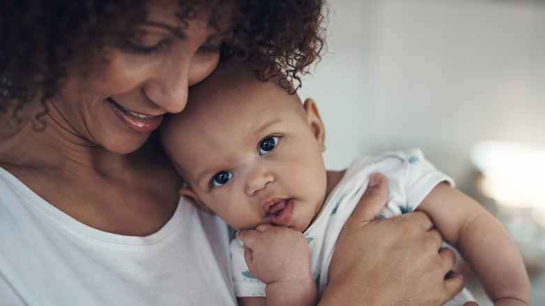 Une mère câlinant son bébé