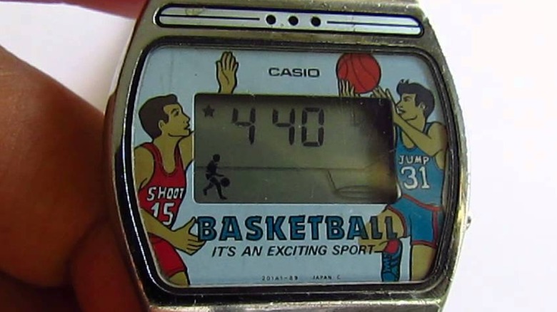 Casio Basketball Video Game Watch tenu dans la main d'une personne