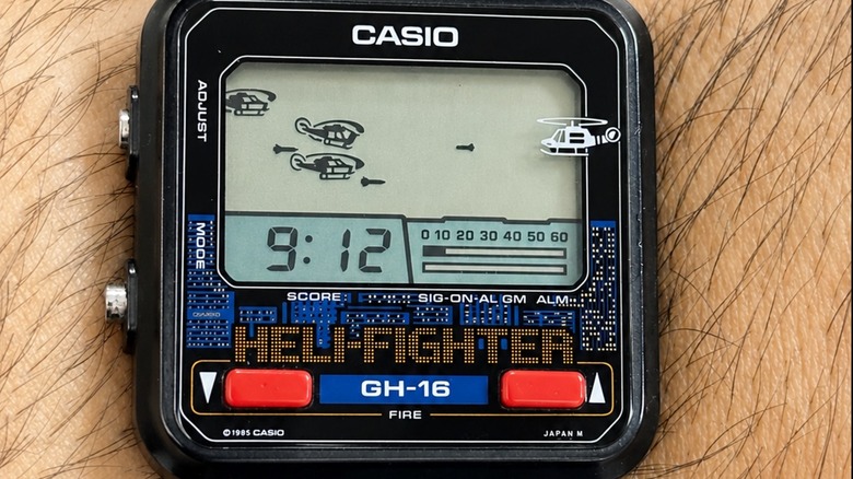 Casio Heli-Fighter porté au poignet d'une personne