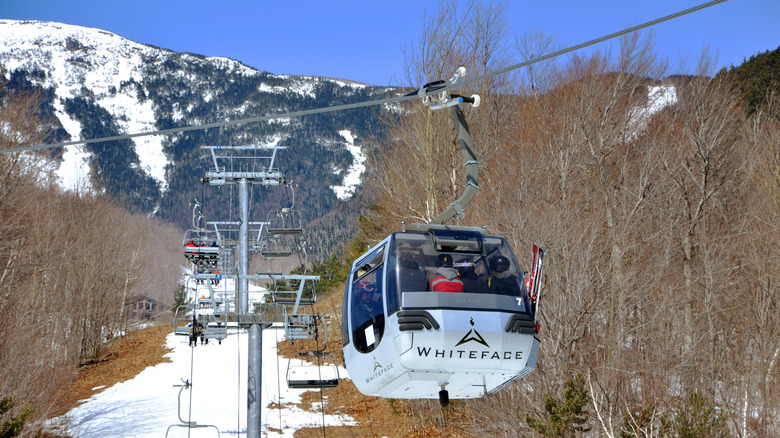 Une remontée mécanique qui monte la montagne Whiteface entre des arbres broussailleux