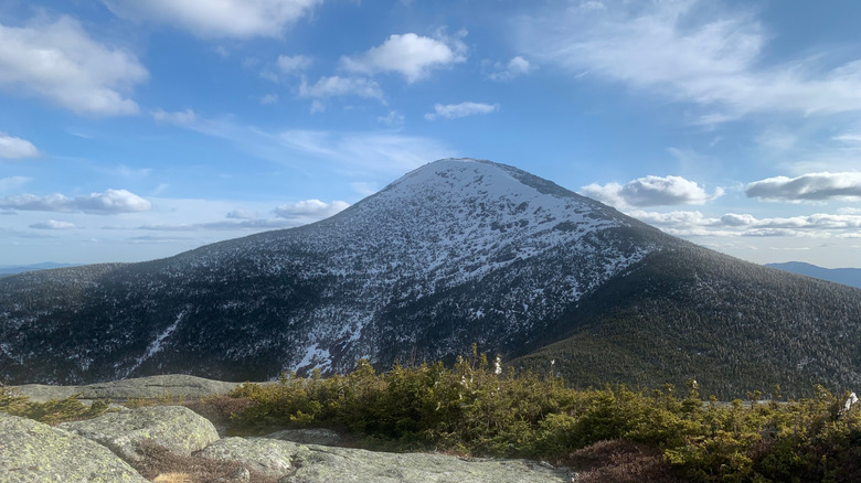 Pic Algonquin contre un ciel bleu