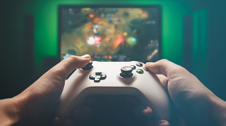 Homme jouant à un jeu vidéo à la télévision