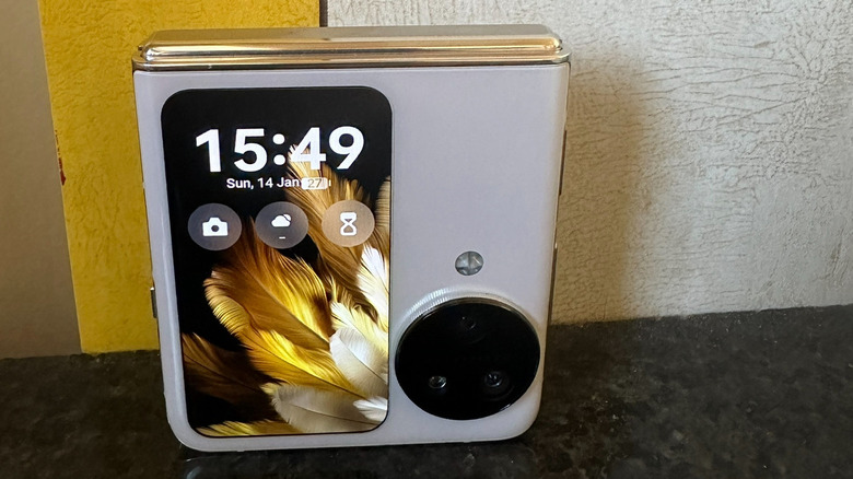 Un smartphone Oppo Find N3 Flip plié
