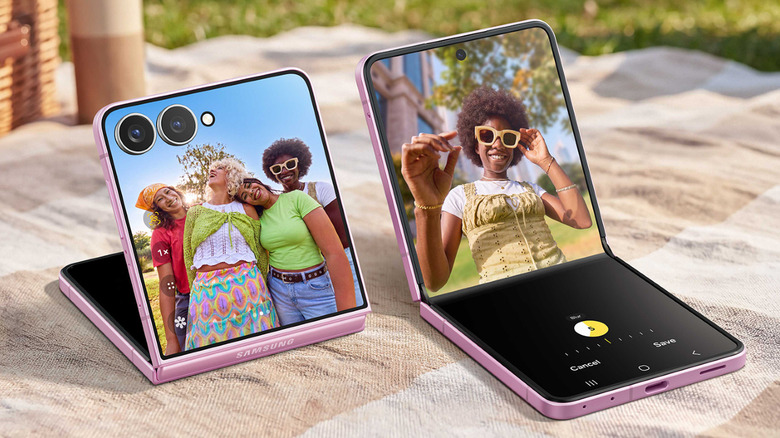 Deux smartphones Samsung Galaxy Z Flip8, à moitié pliés et posés sur une couverture de pique-nique
