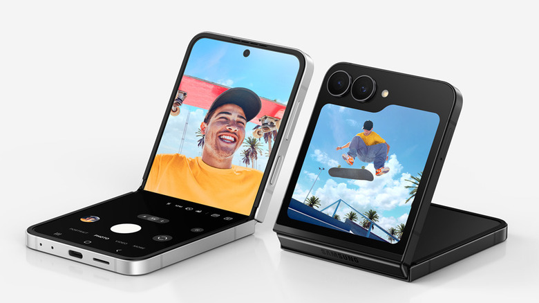 Deux smartphones Samsung Galaxy Z Flip7 FE, tous deux à moitié pliés sur fond blanc