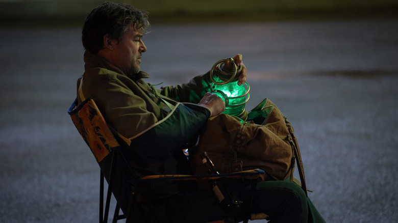 Lanternes - Hal Jordan chargeant sa bague avec une lanterne verte