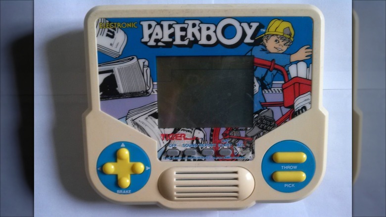 Le Tiger Electronics Paperboy sur fond bleu clair