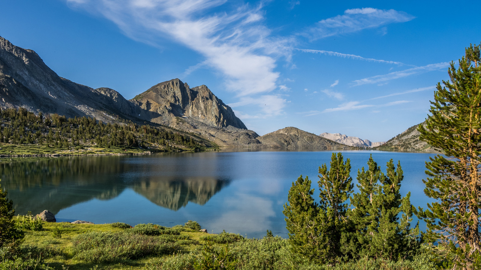 Oubliez les foules, ce lac californien moins visité est un joyau de plein air avec des eaux saphir et des randonnées en haute montagne
