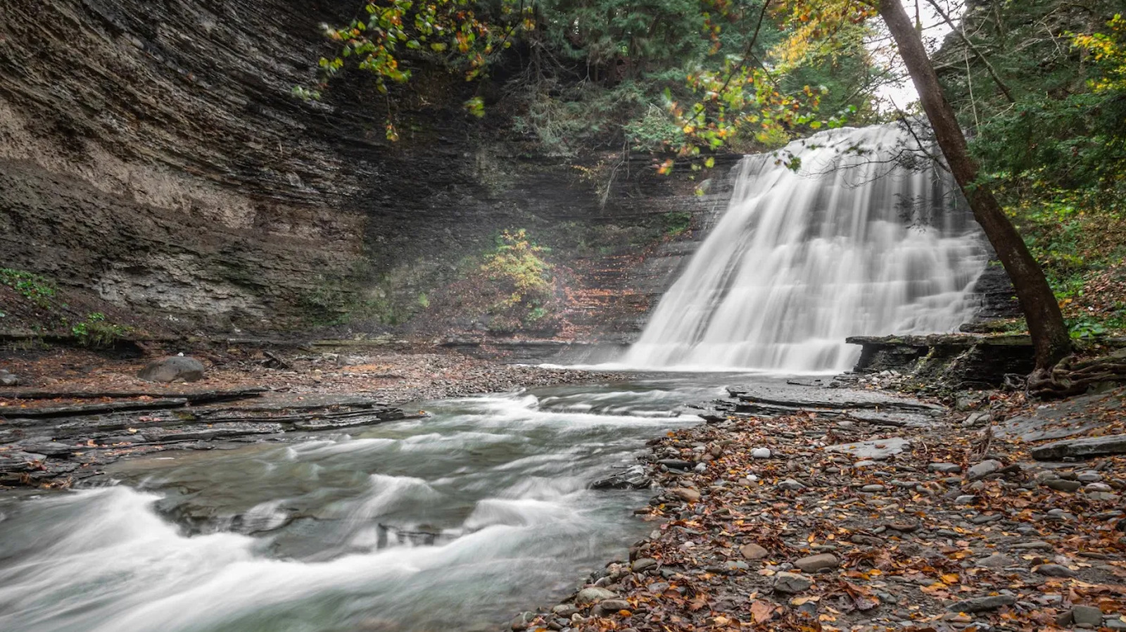 Ce parc pittoresque de l'État de New York propose des randonnées en cascade et des zones de baignade naturelles