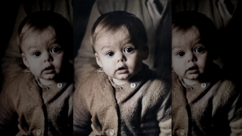 Photo vintage d'un bébé dans un pull