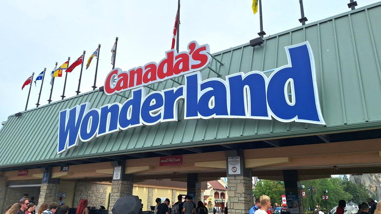Panneau d'entrée du Canada's Wonderland aux portes