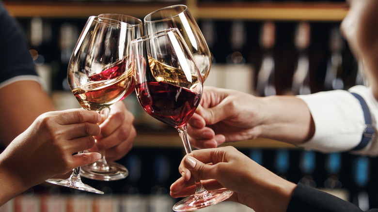Quatre verres à vin en train de griller
