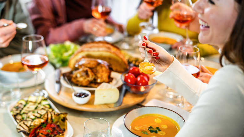 Les gens prennent un repas avec du vin
