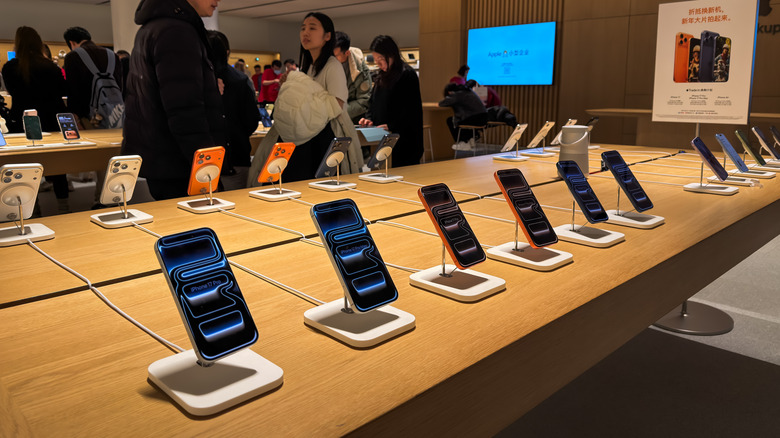 Un tas d'iPhones exposés dans un magasin