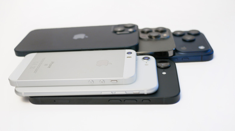Plusieurs modèles d'iPhone sur fond blanc