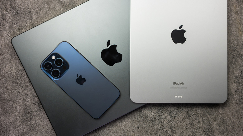 Un iPhone et un iPad posés sur un MacBook