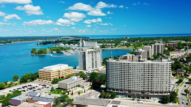 Vue aérienne de Sarnia, des bâtiments et d'un parking peuvent être vus ainsi que du bord de l'eau