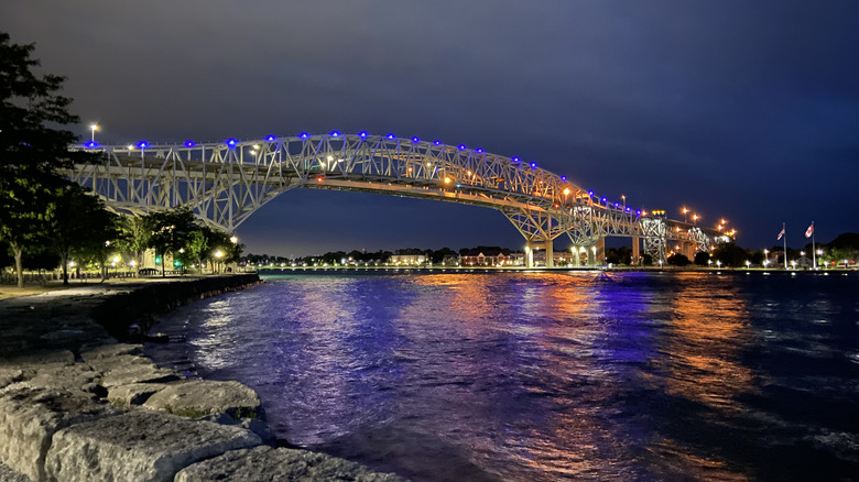 Pont Blue Water à Sarnia la nuit
