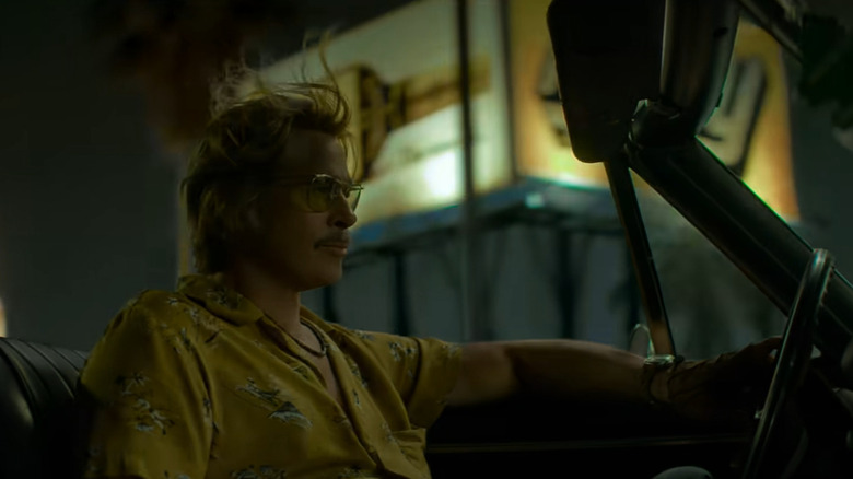 Cliff Booth conduisant dans une décapotable dans The Further Mid-Adventures of Cliff Booth