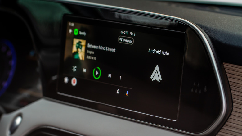 Interface Android Auto dans une voiture.