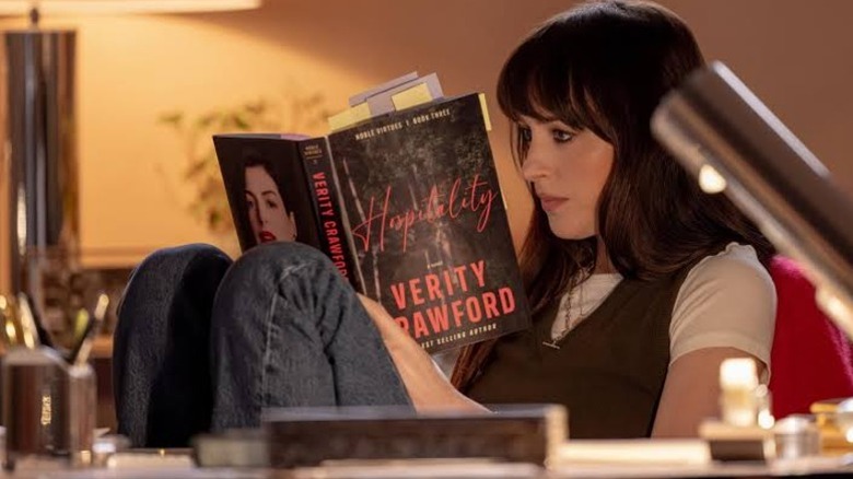 Lowen lisant l'un des thrillers de Verity Crawford dans Verity