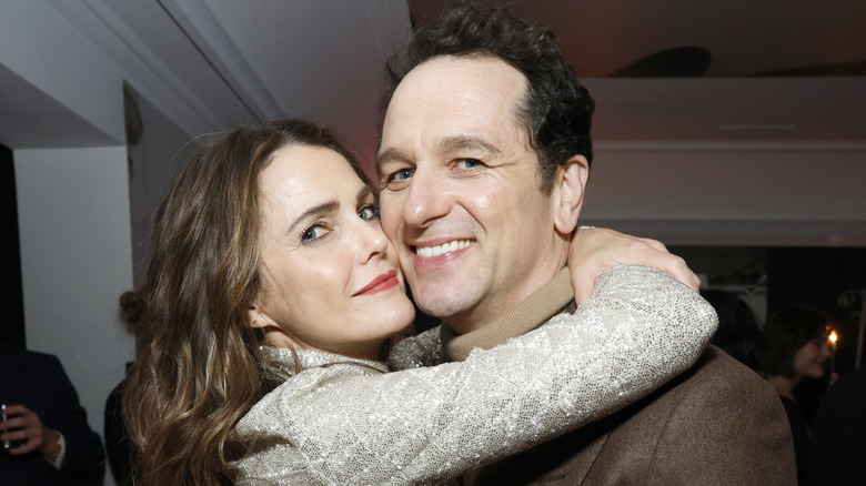Keri Russell enroule ses bras autour de son partenaire Matthew Rhys sur une jolie photo de presse.