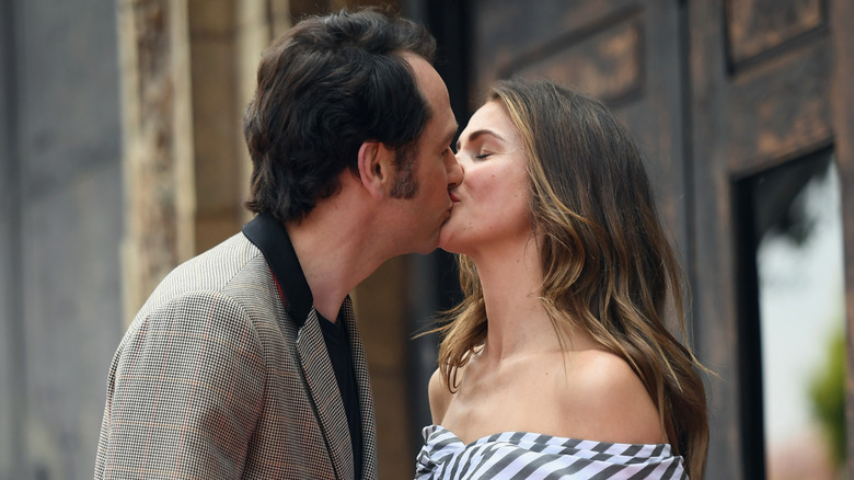 Matthew Rhys et Keri Russell s'embrassent lors d'une cérémonie sur le Hollywood Walk of Fame