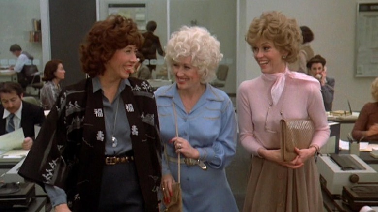Dolly Parton dans le rôle de Doreen Rhodes, Lily Tomlin dans le rôle de Violet Newstead et Jane Fonda dans le rôle de Judy Bernly partagent un rire au bureau de 9h à 17h