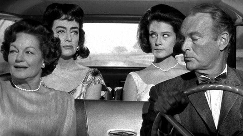 Il y a beaucoup de regards latéraux dans la voiture avec Rochelle Hudson dans le rôle d'Emily Cutler, Joan Crawford dans le rôle de Lucy Harbin, Diane Baker dans le rôle de Carol Cutler et Leif Erickson dans le rôle de Bill Cutler dans Strait-Jacket.