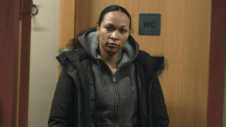 Kali Reis dans le rôle d'Evangeline Navarro portant une veste d'hiver dans True Detective : Night Country