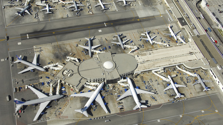 Une vue aérienne des avions stationnés à LAX.