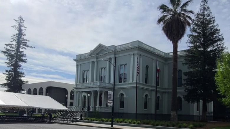 Le palais de justice gris du comté de Glenn, à deux étages, construit dans le style néoclassique à Willows, en Californie
