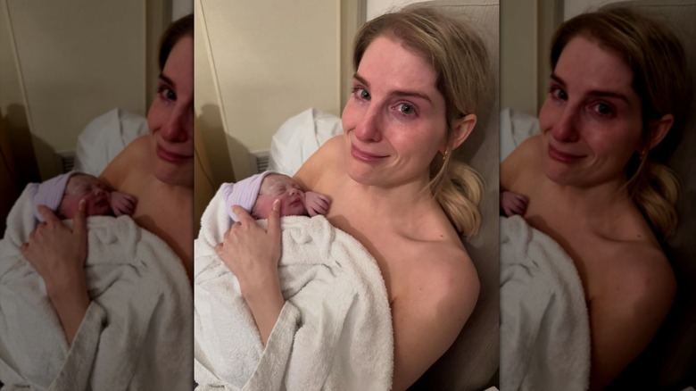 Meghan Trainor posant avec son bébé Mikey