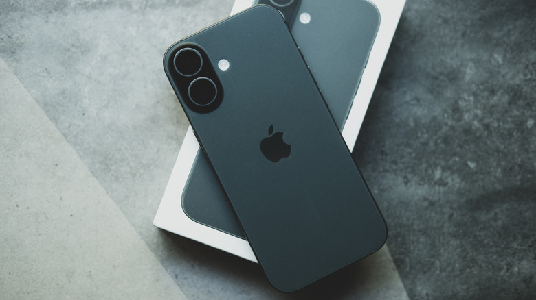 iPhone 17 au-dessus de sa boîte