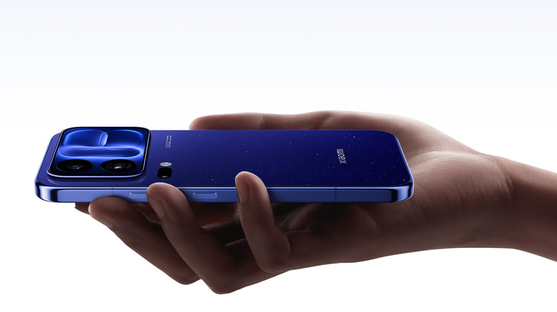 Main tenant un téléphone Xiaomi bleu